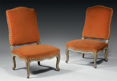 Paire de chaises à dossier plat mouvementé...