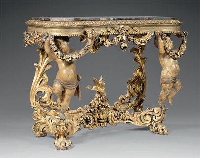 Console mouvementée en bois sculpté et doré...
