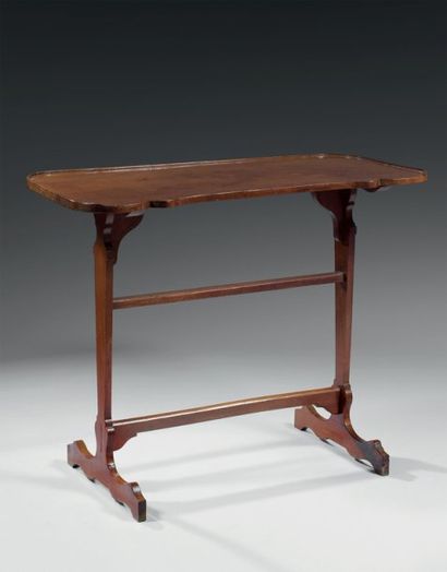 Table volante de salon, en acajou et placage...