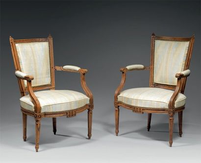 Paire de fauteuils à dossier cabriolet, en...