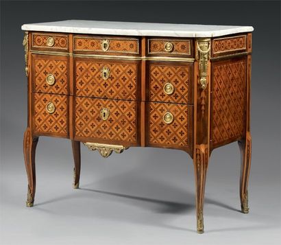 Belle petite commode à double ressaut en...
