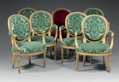 Suite de sept fauteuils à dossier cabriolet...