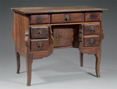 Bureau Mazarin en noyer ouvrant par cinq...