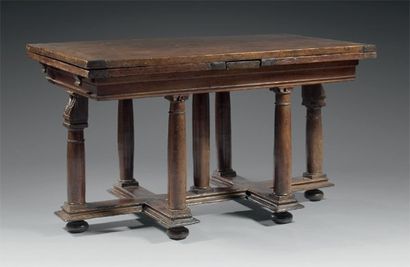 Belle table « à l'italienne », en noyer....