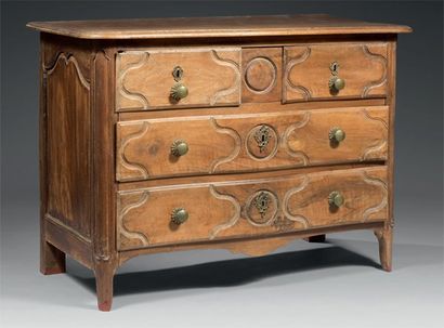 Commode galbée en noyer ; ouvrant par cinq...