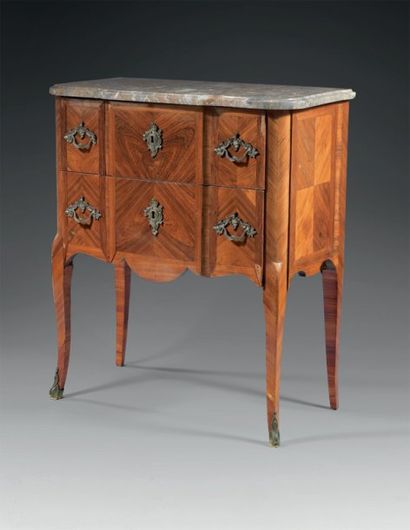 Commode à ressaut, en bois de placage marqueté...