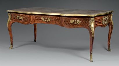 Bureau plat mouvementé en placage de bois...