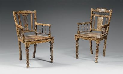 Deux fauteuils à dossier barrette, en palissandre...