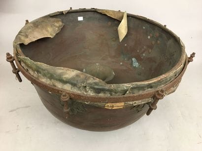 Tambour en cuivre repoussé, armature en fer,...