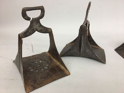 Deux paires d'étriers en fer forgé d'Afrique...