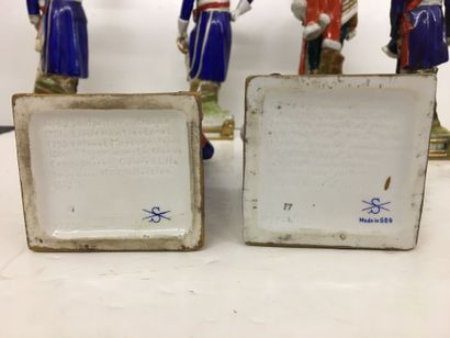 6 figurines en porcelaine peinte à sujet...