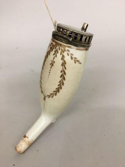 Fourneau de pipe en porcelaine blanche, orné...