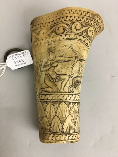 Lot : un gobelet de chasse en os, entièrement...