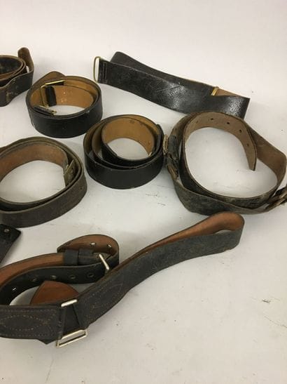 Important lot de 12 ceinturons militaires...