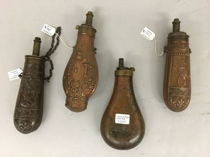 Trois poires à poudre en cuivre repoussé...
