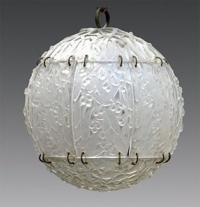 LALIQUE René (1860-1945)
Suspension « Boule...