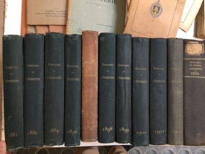 Lot de 11 annuaires de l’infanterie, reliures...
