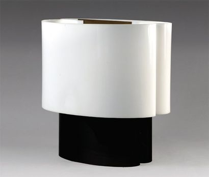 BOYER Michel
Lampe en plexiglass blanc satiné...