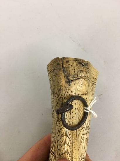 Lot : un gobelet de chasse en os, entièrement...