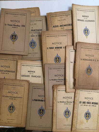 Lot de 11 annuaires de l’infanterie, reliures...
