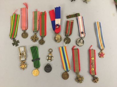 Lot de 15 médailles miniatures dont 1 de...