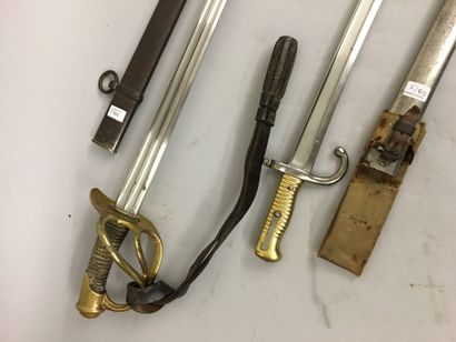 Lot composé de : 
Un sabre de cavalerie,...