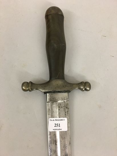 Couteau de chasse, garde en fer à deux quillons...