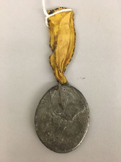 Curieuse médaille ovale à bélière, uniface,...