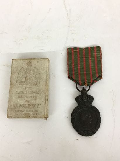 Médaille de Saint Hélène en bronze patiné...