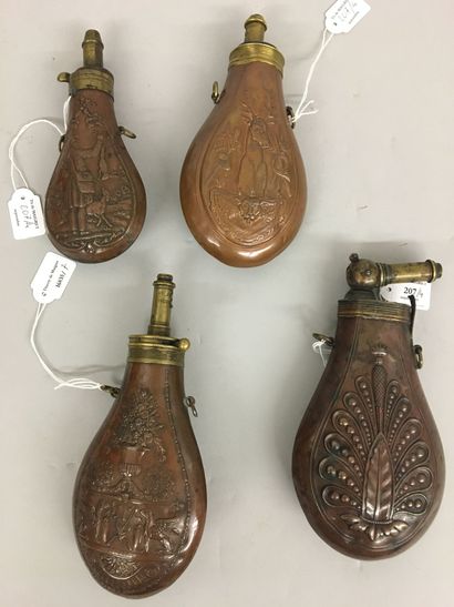 Lot de 4 poires à poudre en cuivre ornées...