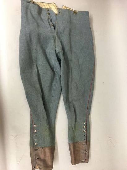 Tenue d'un capitaine du 120e régiment d'artillerie,...