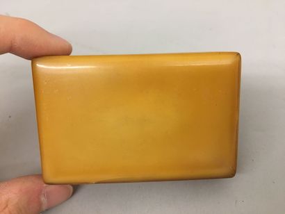 Petite tabatière rectangulaire en corne blonde...