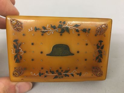 Petite tabatière rectangulaire en corne blonde...