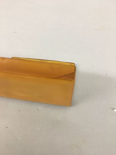 Petite tabatière rectangulaire en corne blonde...