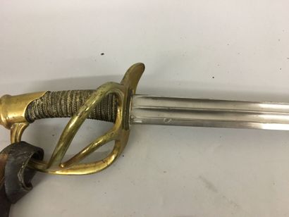 Lot composé de : 
Un sabre de cavalerie,...