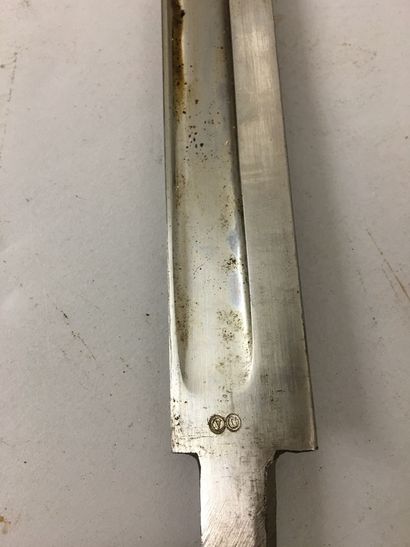Une lame de sabre d'officier de cavalerie...