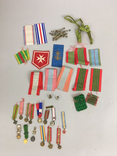 Lot de 15 médailles miniatures dont 1 de...