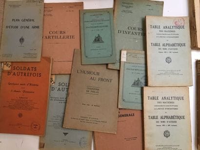 Lot de 11 annuaires de l’infanterie, reliures...