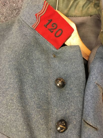 Tenue d'un capitaine du 120e régiment d'artillerie,...