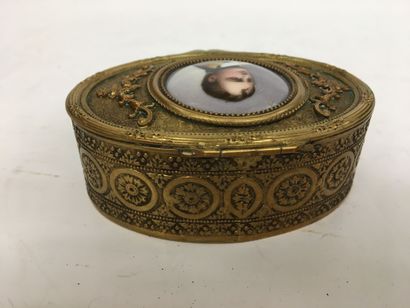 Bonbonnière ovale en laiton repoussé et doré...