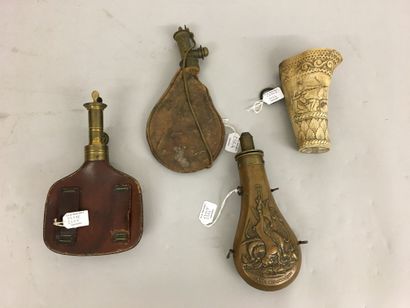 Lot : un gobelet de chasse en os, entièrement...