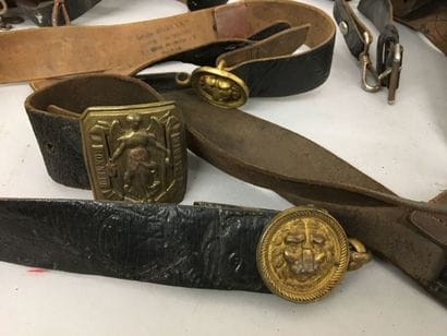 Important lot de 12 ceinturons militaires...