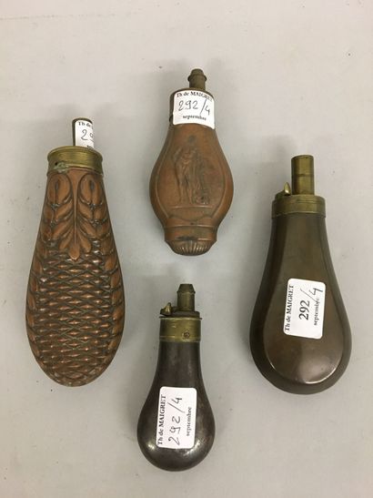 Quatre petites poires à poudre de boîtes,...