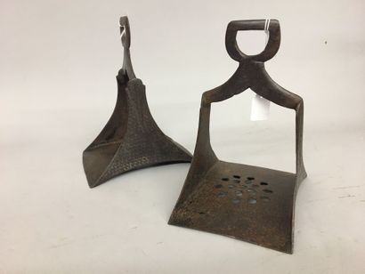 Deux paires d'étriers en fer forgé d'Afrique...