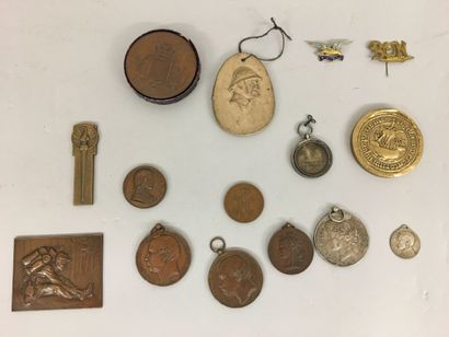 Lot de médailles diverses dont prix de tir,...