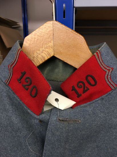Tenue d'un capitaine du 120e régiment d'artillerie,...