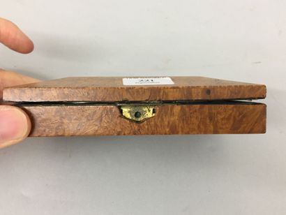 Curieuse boite rectangulaire en loupe d'orme,...