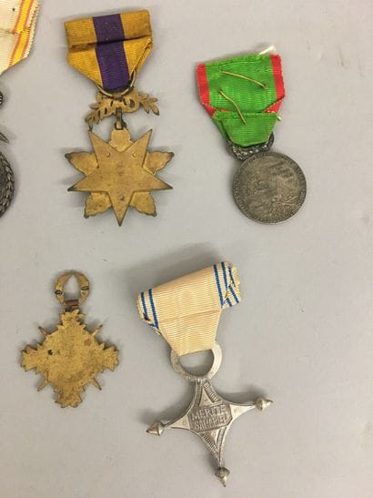 Lot de médailles dont 
1 médaille du mérite...