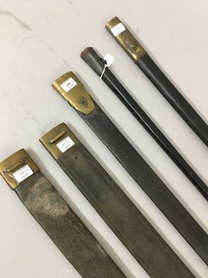 Deux fourreau d'épées incomplets, l'un avec...