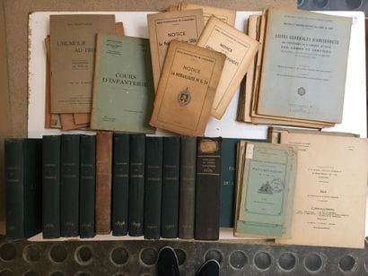 Lot de 11 annuaires de l’infanterie, reliures...